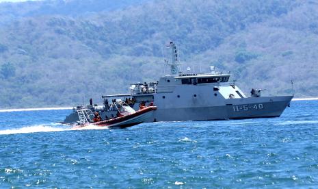 Kapal Angkatan Laut KAL Rajegwesi-11-5-40 (kanan) bersama kapal Basarnas melakukan simulasi tanggap darurat Objek Vital Nasional kabel bawah laut 150.000 volt Jawa-Bali di Bulusan, Banyuwangi, Jawa Timur, Kamis (13/10/2022). Simulasi yang melibatkan unsur keamanan TNI-AL, Polri, dan Basarnas itu sebagai persiapan pengamanan KTT G20 di Bali. 