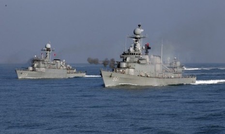 Kapal Angkatan Laut Korea Selatan melakukan latihan menembak di Laut Kuning.