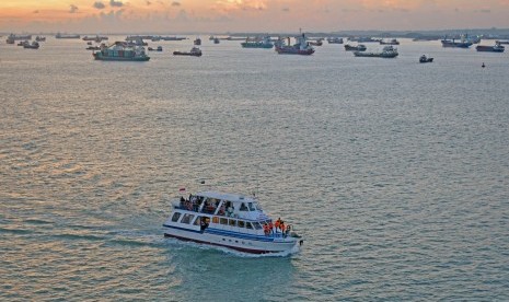 Kapal Artama III berlayar di Selat Madura. 