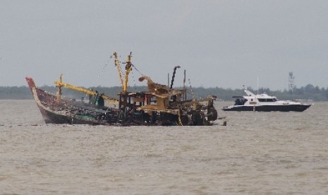 Kapal asing yang tertangkap aparat ditenggelamkan Pelabuhan Belawan Medan, Sumut, Kamis (8/1).