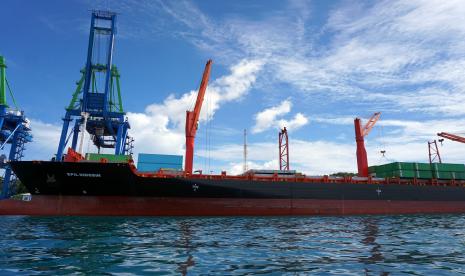 Kapal Barang saat bersandar di dermaga Pelabuhan Sorong, Kota Sorong, Papua Barat, Senin (8/3). Kementerian Badan Usaha Milik Negara (BUMN) resmi mengangkat Ady Sutrisno sebagai Direktur Sumber Daya Manusia (SDM) PT Pelabuhan Indonesia IV (Persero). 