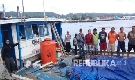 Tim gabungan berhasil menangkap kapal bermuatan 50 ton amonium nitrat untuk bahan baku pembuat bom ikan di Perairan Jampea, Kayuadi atau sekitar 50 mil dari Pelabuhan Benteng Kabupaten Kepulauan Selayar, Sulawesi Selatan, Kamis (26/4).   