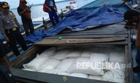 Tim gabungan berhasil menangkap kapal bermuatan 50 ton amonium nitrat untuk bahan baku pembuat bom ikan di Perairan Jampea, Kayuadi atau sekitar 50 mil dari Pelabuhan Benteng Kabupaten Kepulauan Selayar, Sulawesi Selatan (Ilustrasi)