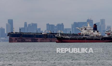 Kapal berjenis motor tanker (MT) Freya (belakang) berbendera Iran yang diamankan Badan Keamanan Laut (Bakamla) berada di perairan Batam, Kepulauan Riau, Rabu (27/1/2021). Kapal MT Horse milik Panama beserta MT Freya milik Iran yang diamankan oleh Bakamla, telah melego jangkar di perairan Batam untuk penyelidikan lebih lanjut.