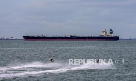 Kapal berjenis motor tanker (MT) Horse berbendera Panama yang diamankan Badan Keamanan Laut (Bakamla) berada di perairan Batam, Kepulauan Riau, Rabu (27/1/2021). Kapal MT Horse milik Panama beserta MT Freya milik Iran yang diamankan oleh Bakamla, telah melego jangkar di perairan Batam untuk penyelidikan lebih lanjut.