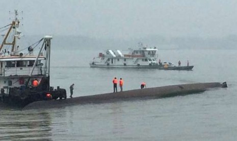 Kapal Bintang Timur yang tenggelam di Sungai Yangtze, Senin (1/6).