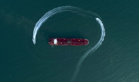 Kapal cepat Garda Revolusi Iran mengelilingi kapal tanker minyak berbendera Inggris Stena Impero pada Ahad, 21 Juli 2019 di pelabuhan Iran di Bandar Abbas, setelah kapal itu ditangkap di Selat Hormuz dua hari sebelumnya.