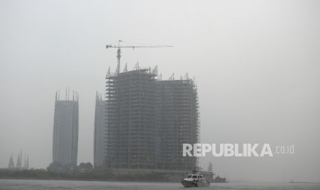 Kapal cepat terjebak hujan lebat di Teluk Jakarta