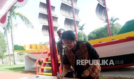 KAPAL CHENG HO -- Jika di Semarang replika kapal Cheng Ho yang dibangun pada 2005 dibongkar pada 2014 lalu, kini di Sumatera Selatan (Sumsel) tepatnya di komplek Taman Purbakala Kerajaan Sriwijaya (TPKS), Palembang, Sabtu (23/7)