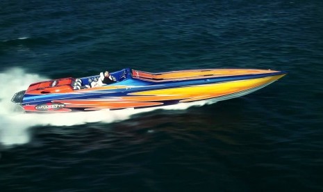 Kapal Cigarette Racing 