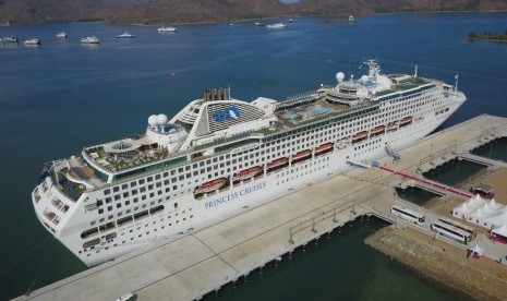 Kapal Cruise MV Sun Princess yang mengangkut wisatawan mancanegara menjadi kapal pertama yang berhasil sandar di Dermaga Cruise dan Peti Kemas Terminal Gili Mas, Selasa (5/10).