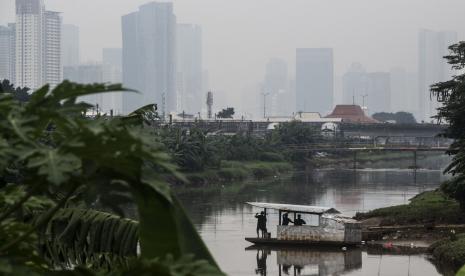 Kapal eretan menyeberangi aliran Kanal Banjir Barat dengan latar belakang deretan gedung bertingkat tersamar kabut polusi udara di Jakarta, Senin (20/6/2022) pagi. Berdasarkan data IQAir indeks kualitas udara Jakarta berada pada angka 193 AQI US sementara konsentrasi konsentrasi PM2.5 di udara Jakarta saat ini 27 kali di atas nilai panduan kualitas udara tahunan WHO yang menunjukkan bahwa kualitas udara di Ibu Kota termasuk kategori tidak sehat. 