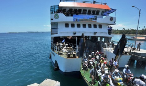 Kapal feri berlabuh di pelabuhan penyeberangan Daruba, Morotai, Maluku Utara, Jumat (14/9). Pengunjung yang memenuhi dermaga penyeberangan Daruba kebanyakan karena ingin menyaksikan Sail Morotai yang akan digelar 15 September.