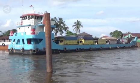 Kapal feri jadi alternatif penyeberangan untuk distribusi barang dari Kalimantan Selatan menuju Kalimantan Tengah.