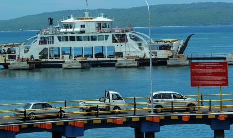 Kapal Ferri melakukan bongkarmuat di Pelabuhan Ketapang, Banyuwangi, Jawa Timur, Kamis (10/3). 