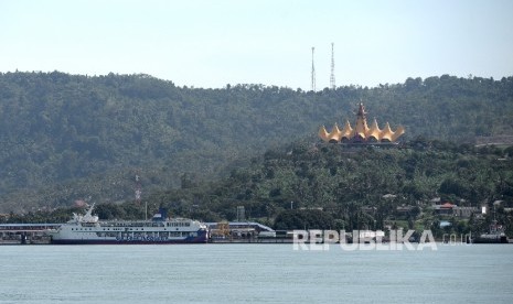 Kapal Ferry menunggu bongkar muatan di Pelabuhan Bakauheni, Lampung. Cuaca ekstrem terjadi di perairan Selat Sunda terutama pada malam hari. 