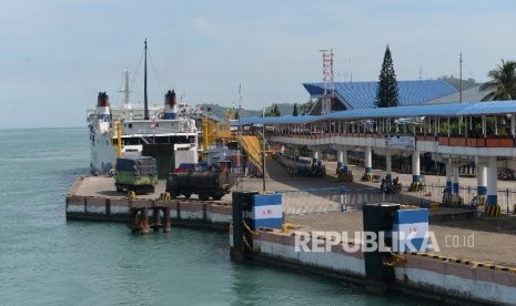 Kapal Ferry menunggu bongkar muatan di Pelabuhan Bakauheni, Lampung, Selasa (21/6). (Republika/ Wihdan)