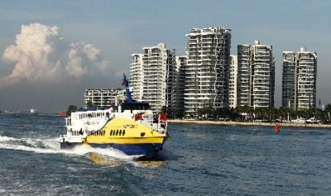 Kapal ferry rute Singapura-Batam melintasi kawasan Sentosa, Singapura, Sabtu (22/11).