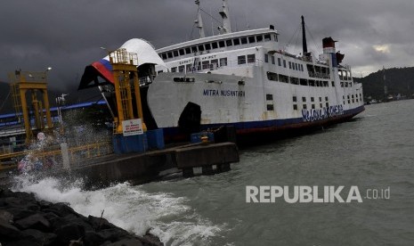 Kapal fery KMP Mitra Nusantara yang baru datang dari Lampung sandar di Dermaga II Pelabuhan Merak, Banten, Senin (29/1). 