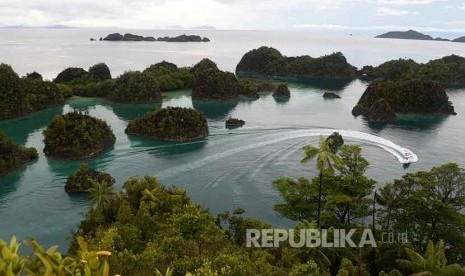  Kapal fery melintas di kawasan wisata Piaynemo di Raja Ampat, Papua Barat.