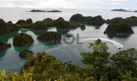 Kapal feri melintas di kawasan wisata Piaynemo di Raja Ampat, Papua Barat, Kamis (4/6).