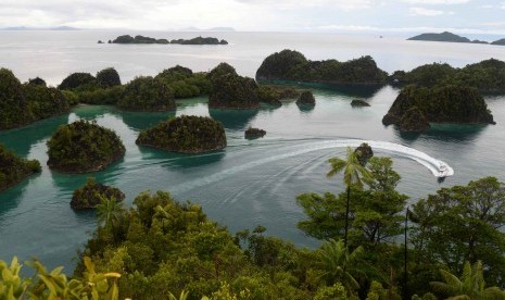 Kapal feri melintas di kawasan wisata di Raja Ampat, Papua Barat, Kamis (4/6).