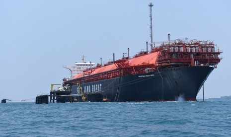 Kapal Floating Storage & Regasification Unit (FSRU) Jawa Barat bersandar di perairan Teluk Jakarta, Jakarta, Selasa (19/9).