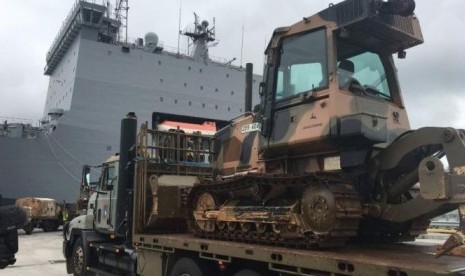 Kapal HMAS Choules diisi dengan pasokan dan peralatan darurat di Brisbane, Australia.