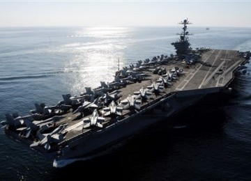 Kapal Induk USS John C Stennis yang tengah berpatroli di Selat Hormuz, Selasa (3/1).