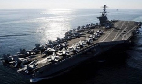 Kapal Induk USS John C Stennis yang tengah berpatroli di Selat Hormuz, Selasa (3/1).