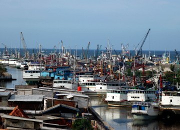 Kapal-kapal bersandar di Pelabuhan Sunda Kelapa, Jakarta Utara, Minggu (5/2). (Republika/Prayogi)