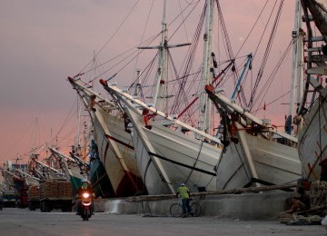 Kapal-kapal bersandar di Pelabuhan Sunda Kelapa, Jakarta Utara, Minggu (5/2). (Republika/Prayogi)