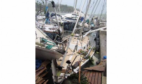 Kapal-kapal di dermaga hancur saling bertabrakan akibat terdorong badai yang melanda Port Vila, Vanuatu, Kepulauan Pasifik, Sabtu (14/3). 