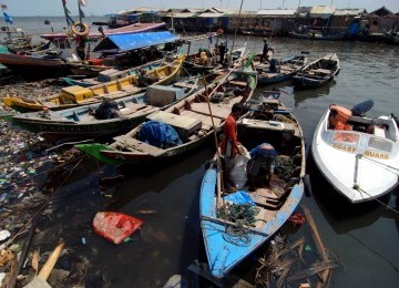 Kapal-kapal milik nelayan bersandar di kampung nelayan Cilincing, Jakarta Uara, Jumat (10/2). (Republika/Prayogi)