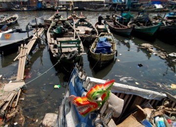 Kapal-kapal milik nelayan bersandar di kampung nelayan Cilincing, Jakarta Uara, Jumat (10/2). (Republika/Prayogi)