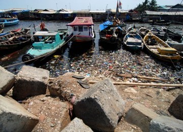 Kapal-kapal milik nelayan bersandar di kampung nelayan Cilincing, Jakarta Uara, Jumat (10/2). (Republika/Prayogi)