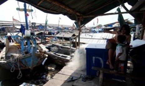 Kapal-kapal milik nelayan bersandar di kampung nelayan Cilincing, Jakarta Utara, Jumat (10/2). (Republika/Prayogi)