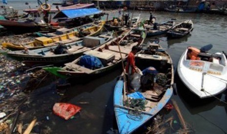 Kapal-kapal milik nelayan bersandar di kampung nelayan Cilincing, Jakarta Utara. ilustrasi (Republika/Prayogi)