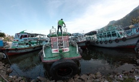 Kapal-kapal wisata bersiap menunggu penumpang di tepian Danau Toba, Kota Parapat, Sumut, Sabtu (17/3). Kapal-kapal itu menyediakan jasa wisata danau sampai ke Pulau Samosir dengan muatan mencapai 40 orang.