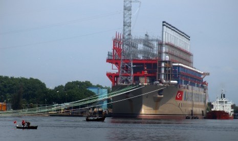 Kapal Karadeniz Powership Onur Sultan, kapal pembangkit listrik Marine Vessel Power Plant (MVPP) berkapasitas 240 megawatt (MW) beroperasi di Dermaga PLTGU Sicanang, Pelabuhan Belawan, Medan, Sumatra Utara, Senin (5/6). 