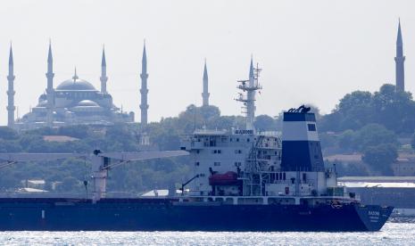 Kapal kargo Razoni melintasi Selat Bosphorus di Istanbul, Turki, Rabu, 3 Agustus 2022. Kepala Bantuan Perserikatan Bangsa-Bangsa (PBB) Martin Griffiths merasa relatif optimistis atas nasib keberlanjutan dari kesepakatan Black Sea Grain Initiative. 