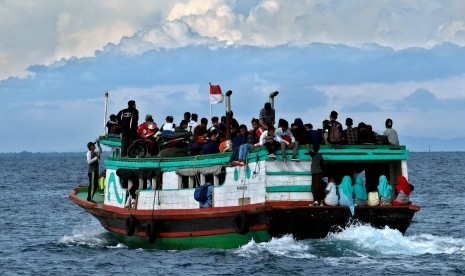 Kapal kayu tradisional mengangkut penumpang saat melintas di laut dekat Pulau Pramuka, Kepulauan Seribu, Jakarta, Kamis (16/11).