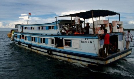 Kapal kayu tradisional mengangkut penumpang saat meninggalkan dermaga Pulau Pramuka, Kepulauan Seribu, Jakarta, Kamis (16/11).