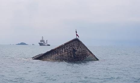 Kapal kayu yang terbalik di Selat Singapura