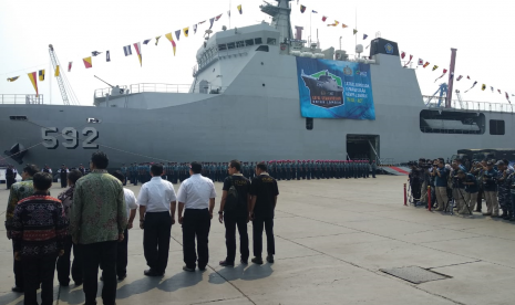 Kapal kemanusiaan Lombok (KKL) yang membawa ribuan ton bantuan logistik tiba di Pelabuhan Carik, Kabupaten Lombok Utara, pada Senin (20/8) pagi. 