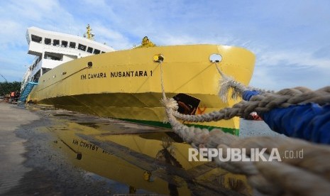  Kapal KM Camara Nusantara Satu dengan muataan sapi yang berlabuh di Pelabuhan Tanjung Priok, Jakarta, Senin (9/2). (Republika/Raisan Al Farisi) 