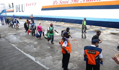 Kapal KM Dharma Rucitra 9 dengan pelabuhan asal Pontianak tersebut membawa 171 orang PMI asal Malaysia, Sabtu (23/5).