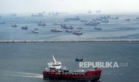  Kapal laut membawa peti kemas mengantri di perairan pelabuhan Tanjung Priuk,Jakarta, Selasa (17/5). (Republika/Tahta Aidilla)