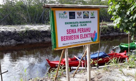 Kapal listrik di Desa Sijuk, Belitung.