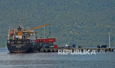 Kapal Logistik Nusantara 4 dari Jakarta melaksanakan bongkar muat kontainer di dermaga Pelabuhan Pelni Selat Lampa, Pulau Bunguran, Kabupaten Natuna, Kepulauan Riau, Jumat (13/11/2020). Pengoperasian kapal logistik tersebut dilakukan untuk memaksimalkan program Tol Laut dari pemerintah untuk melayani distribusi logistik ke pelosok negeri, termasuk di daerah tertinggal, terpencil, terdepan, dan daerah perbatasan (T3P) seperti Natuna. 